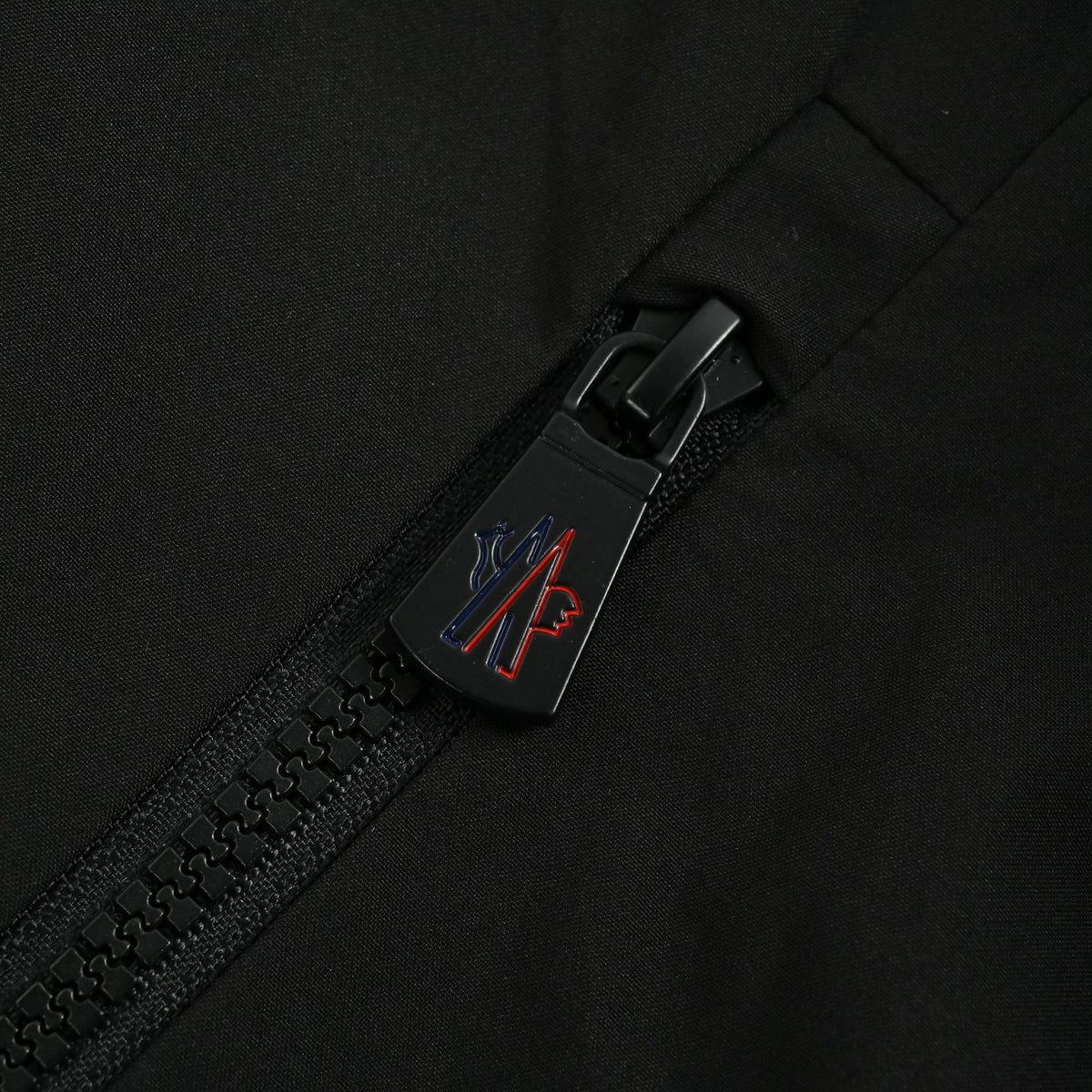 Moncler Grenoble GORE-TEX Dashed-Sleeve Hooded Ski Jacket — Black2025XM15001204