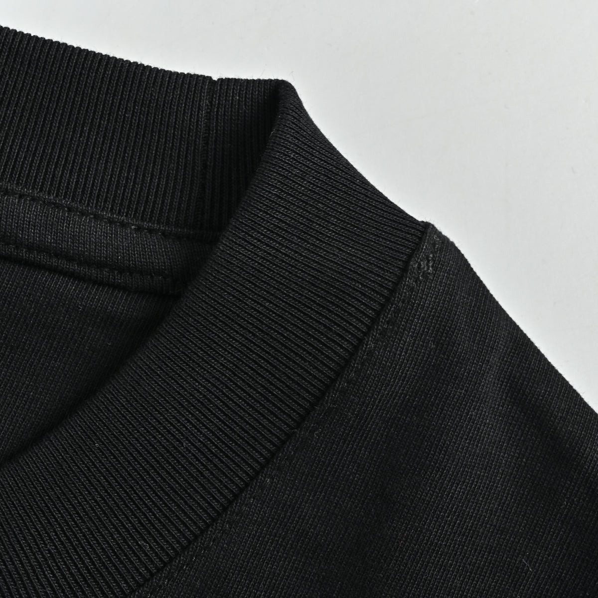 Fendi Tonal Crystal Embroidered Short Sleeve T-Shirt – Black FY2400628